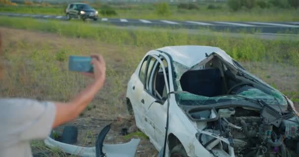 Kadın Sürücü Araba Kazasından Sonra Kaza Yapan Aracın Cep Telefonu — Stok video
