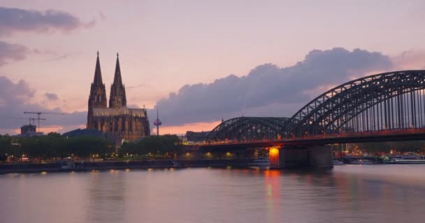 黄昏时在德国柏林一条河边的一座教堂和一座桥 时间流逝 — 图库视频影像