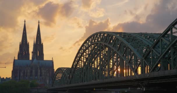 Uma Igreja Uma Ponte Lado Rio Berlim Alemanha Entardecer Prazo — Vídeo de Stock