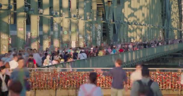 Натовп Туристів Гуляє Мосту Гогенцоллерн Кельні Німеччина Тімелапсе — стокове відео