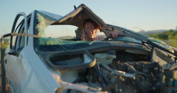 Föraren Bilen Chock Efter Olyckan Förstörd Bil Nära Motorvägen Olycka — Stockvideo