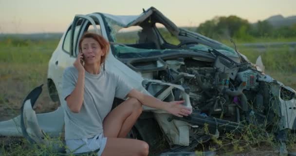 Uma Mulher Senta Lado Seu Carro Que Foi Destruído Acidente — Vídeo de Stock