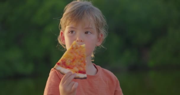 Çocuk Pizza Küçük Kız Tabaktan Talyan Pizzası Yiyor Sağlıksız Beslenme — Stok video