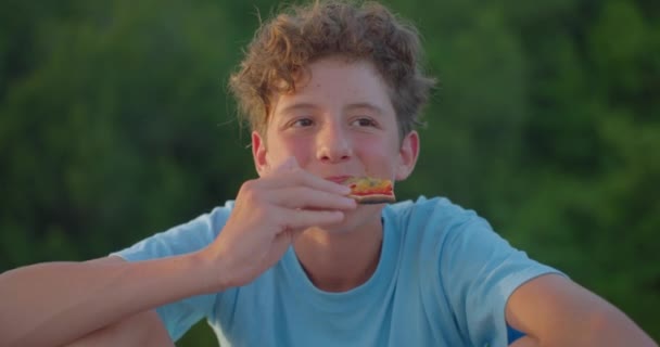 Schöne Teenager Isst Pizza Einem Stadtpark Konzept Für Die Herstellung — Stockvideo