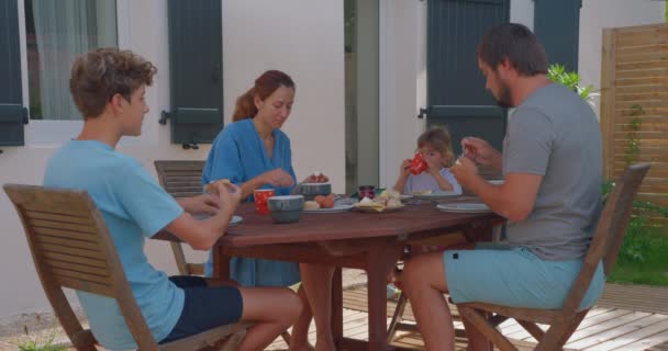 Aile Yazın Evin Yanında Dışarıda Kahvaltı Yapıyor Aile Kavramı Sevgi — Stok video