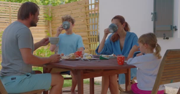 Famille Prenant Petit Déjeuner Plein Air Près Maison Été Concept — Video