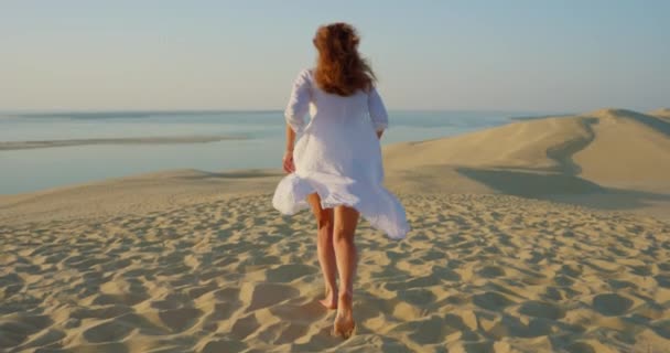 Высокая Женщина Длинных Красивых Белых Одеждах Плывущих Ветру Закат Фоне — стоковое видео