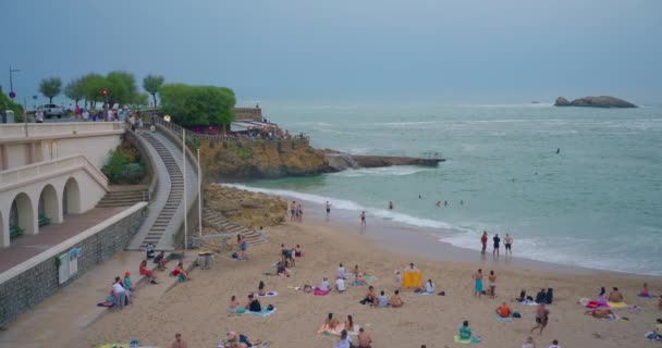 Biarritz Fransa Nsanlar Sahilde Biarritz Deki Merkez Plajda Yazı Eğlenerek — Stok video
