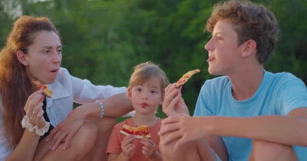 Ibu Dengan Putri Kecilnya Dan Anak Remaja Makan Pizza Luar — Stok Video