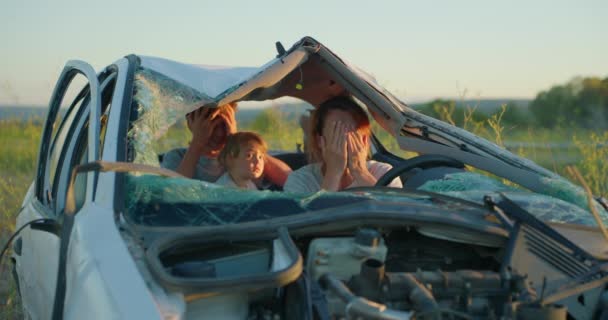 Eine Frau Mit Kindern Sitzt Nach Einem Autounfall Einem Kaputten — Stockvideo