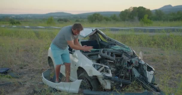 Bozuk Arabasına Yakın Bir Adam Üzgün Duygularını Ifade Ediyor — Stok video