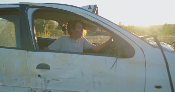 Une Femme Assise Dans Une Voiture Cassée Après Accident Voiture — Video