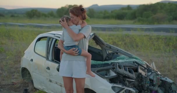 Eine Mutter Und Ihre Tochter Die Einen Autounfall Überlebt Haben — Stockvideo