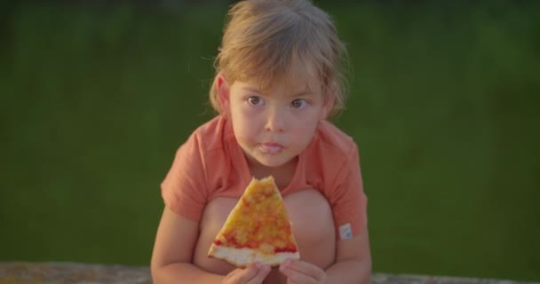 Дитина Їсть Піцу Маленька Голодна Дівчинка Їсть Смачну Італійську Піцу — стокове відео