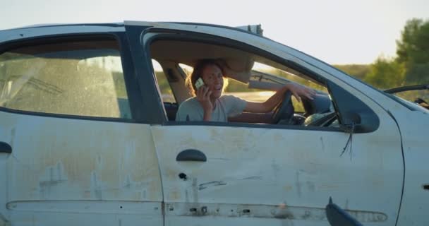 Жінка Сидить Своїй Машині Яка Була Зруйнована Автокатастрофі Намагається Зателефонувати — стокове відео