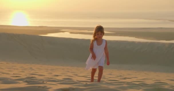 Menina Livre Andando Divertido Através Campo Areia Oceano Costa Conceito — Vídeo de Stock