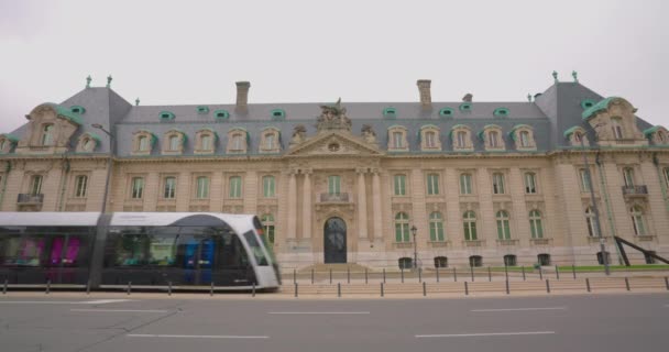 Luxemburg Luxemburg August 2023 Innenstadt Mit Vorbeifahrender Straßenbahn — Stockvideo