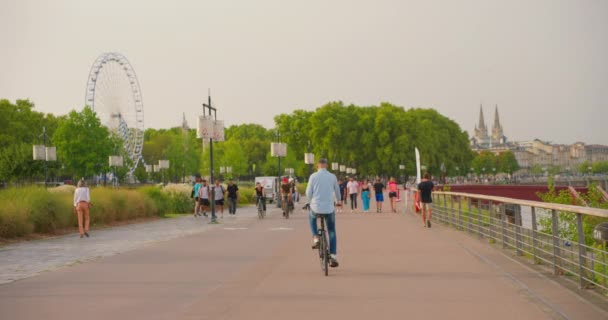 Bordeaux Francja Sierpnia 2023 Mieszkańcy Bordeaux Francja Turyści Rowerach Pieszo — Wideo stockowe