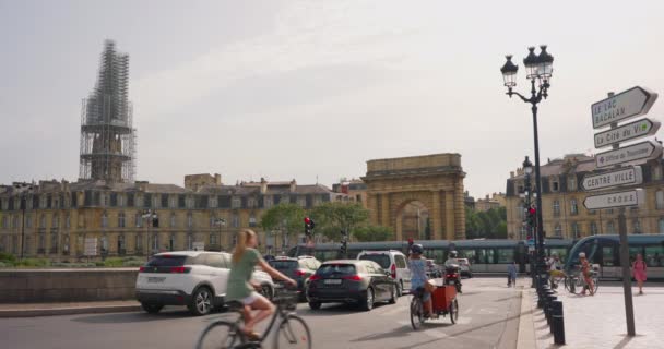 ボルドー フランス 2023年8月20日 ボルドーの通りでポン ピエール橋を渡る自転車に乗る人々 近くにトラムがあります — ストック動画