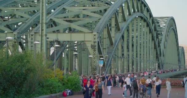 Cologne Allemagne Août 2023 Établissement Tournage Touristes Marchant Pont Hohenzollern — Video