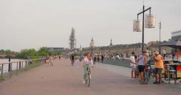 Bordeaux France August 2023 Locals Tourists Bicycles Foot Stroll River — Stock Video