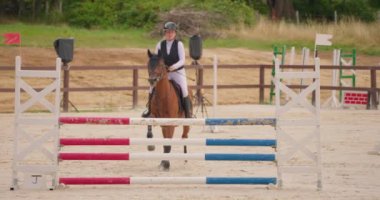 Fransa, Saint-Sauveur-en-Puisaye, 30 Temmuz 2023: At ve binicilik yarışları. At sırtında atlamak. Kumlu parkour binicilik sahasında atlama yarışı, açık havada binicilik yarışması..