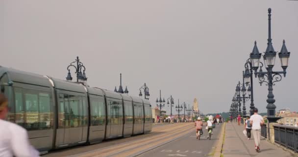 Bordeaux Francja Sierpnia 2023 Ludzie Rowerach Przejeżdżający Przez Most Pont — Wideo stockowe