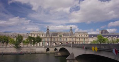 Paris 'in turizm merkezi Seine Nehri yakınlarında. Yazın Fransız şehri. Fransa 'nın başkenti Avrupa' nın merkezinde..