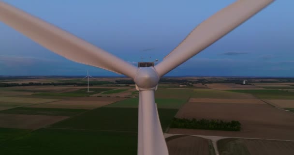 風力タービンは 緑のエネルギーを生成する日没の空に回転します クローズアップ — ストック動画