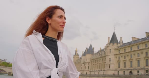 Dziewczyna Statku Wycieczkowym Spacerująca Wzdłuż Sekwany Podziwia Paryż — Wideo stockowe