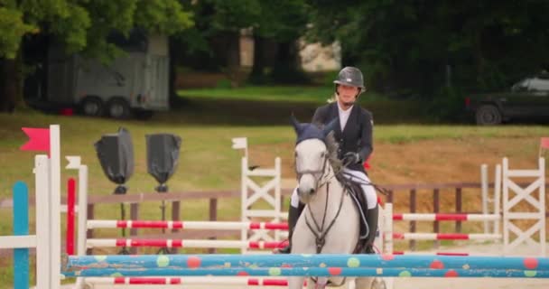 France Saint Sauveur Puisaye July 2023 Girl Riding Horse Jumps — Stock Video