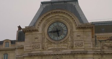 Paris 'in turizm merkezi Seine Nehri yakınlarında. Yazın Fransız şehri. Fransa 'nın başkenti Avrupa' nın merkezinde..