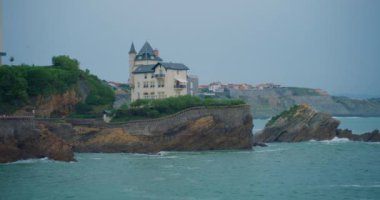Fransa 'nın güneyindeki Biarritz Town' da bir şatoya benzeyen kocaman güzel bir ev. Kıyısında kraliyet evleri olan kayalık sahil uçurumlarının manzarası..