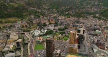Andorra 'nın başkenti Andorra la Vella' nın Fransa ile İspanya arasındaki Pireneler dağlarındaki hava manzarası..
