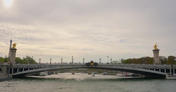 セーヌ川 パリのポン アレクサンドル3世とグランド パレスと呼ばれる橋 晴れた夏の日です 川沿いの船からの眺め — ストック動画