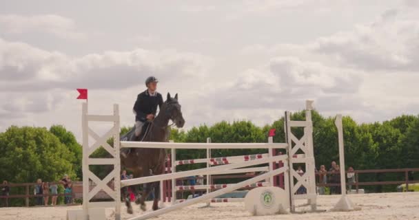 2023年7月30日 フランス ソーヴァー ピエイ 馬と馬の競技 馬に乗ってジャンプ サンディパルクールライディングアリーナ アウトドアでの馬の飛躍フェンス — ストック動画