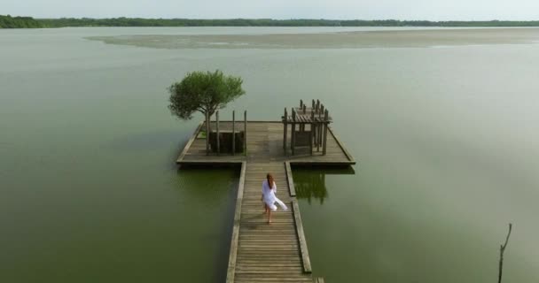 Beyaz Elbiseli Genç Bir Kadın Göldeki Ahşap Iskelede Yürüyor Skelede — Stok video