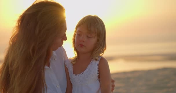 Jovem Mãe Abraça Filhinha Oceano Beira Mar Pôr Sol Ternura — Vídeo de Stock