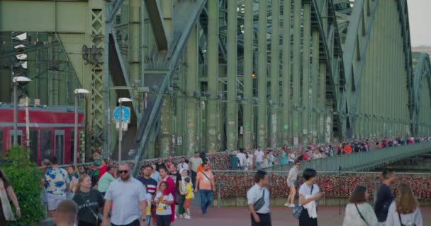 2023年8月15日 德国科隆 在Hohenzollern桥步行的游客举枪立正 — 图库视频影像