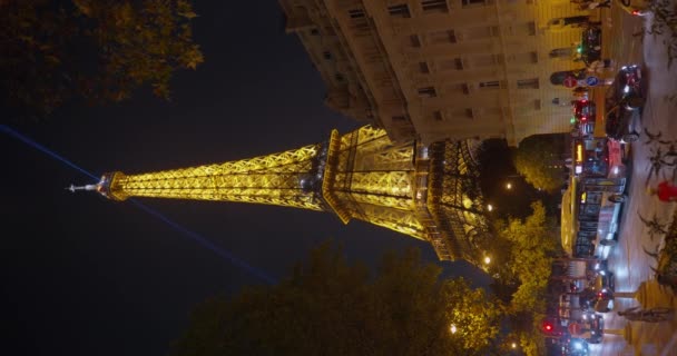 Utsikt Över Eiffeltornet Ljus Natten Från Gatorna Med Biltrafik Vertikal — Stockvideo