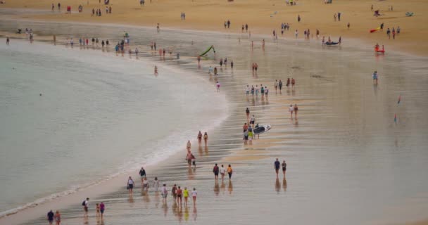 サンセバスチャン スペイン 2023 スペインのビーチパノラマ 美しいビーチや海を楽しむために多くの人々がここに来ます — ストック動画
