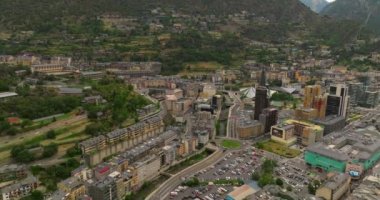 Yazın Andorra 'nın başkentinin insansız hava aracı görüntüsü. Şehir merkezi arabalar ve turistlerle dolu. Avrupa 'nın merkezindeki dağlarda tatiller. Vergi mükellefleri için uygun ekonomik bölge.