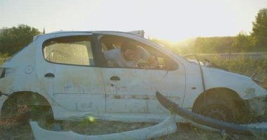 Direksiyondaki kadın ölümcül bir hata yaptı, bu da araba kazasına yol açtı. Kadın hayatta kalmayı başarmış ve korkunç bir stres altında. Arabadan inmeye çalışıyor..