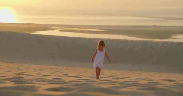 Gratis Meisje Wandelen Plezier Het Zandveld Aan Kust Oceaan Droomconcept — Stockvideo