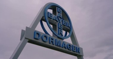 Dormagen, Almanya, 29 Eylül 2023: CHEMPARK Dormagen. Logo Bayer AG, Ineos, AirLiquide, ağır endüstriyel kimya parkı. Farklı kimyasal ürünlerin üretimi ve üretimi.