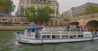 Fransa, Paris, 01 Ağustos 2023: Bir turist yolcu gemisi Paris Fransa turistleriyle Seine nehri boyunca yürüyor. 
