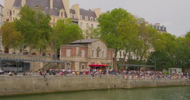 Frankrike Paris Augusti 2023 Parisarna Sitter Vid Floden Siene Paris — Stockvideo