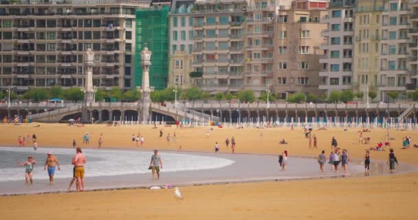 サンセバスチャン スペイン 2023 美しい都市サンセバスチャンのパノラマビュー Concha Beachについて ビーチを歩いている人 — ストック動画