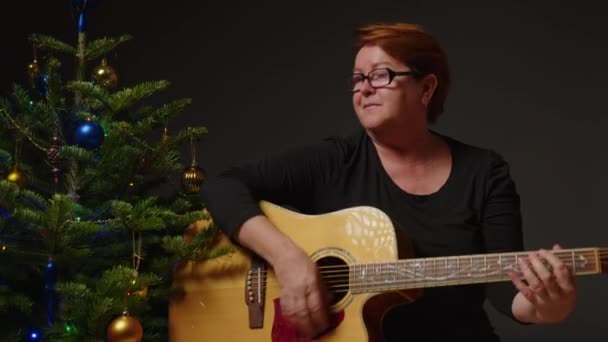Mulher Tocando Músicas Natal Guitarra Sentado Chão Perto Árvore Ano — Vídeo de Stock
