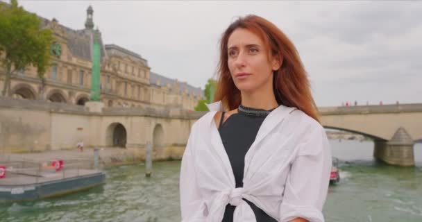 Wycieczka Statkiem Turystycznym Wzdłuż Sekwany Kobieta Turystycznych Widoki Zabytki Paryża — Wideo stockowe